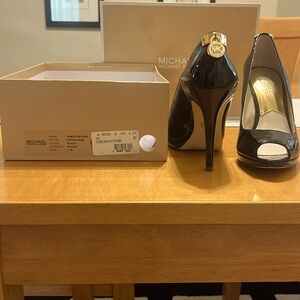 Micheal Kors Black Patent Hamilton peep toe pump size 7